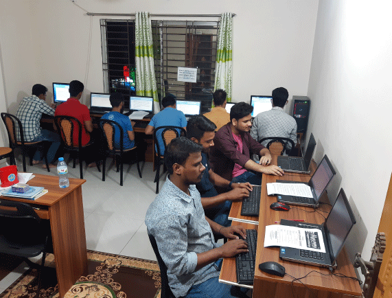 কম্পিউটার-কোর্স স্বল্প খরচে ভর্তি চলিতেছে